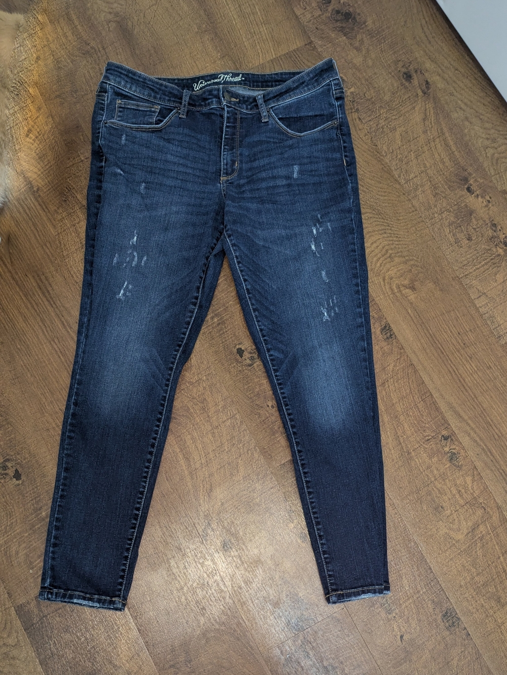Universal Thread Mid Rise Skinny Distressed Jeans. Size 14 /32R